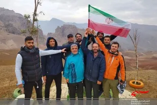 اهتزاز پرچم جمهوری اسلامی برفراز قافلانکوه میانه توسط فرهنگیان بسیجی