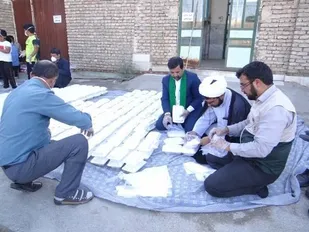 توزیع هزار پرس غذای گرم بسته بندی شده توسط گروه جهادی شهید حججی شهر انابد