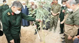 آئین کاشت ۳۸۰۰ اصله درخت در منطقه چالاب و اردوگاه سیدالشهداء سپاه امیرالمؤمنین(ع) در مرز مهران