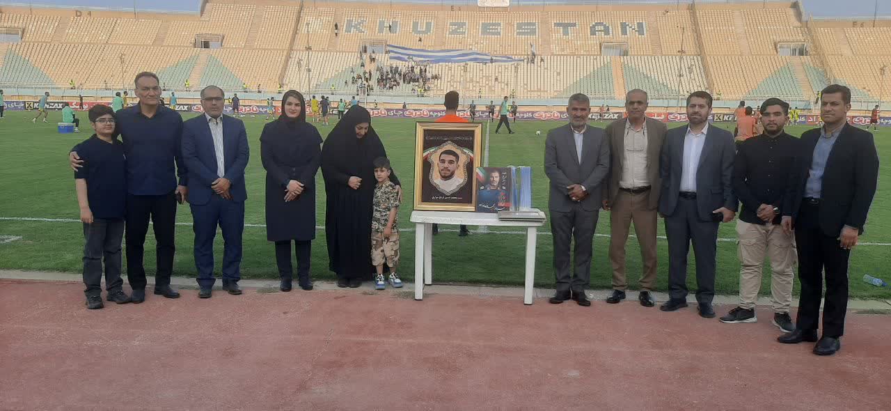 تجلیل از خانواده شهدای وطن پیش از دیدار استقلال خوزستان و آلومینیوم اراک تجلیل از خانواده شهدای وطن پیش از دیدار استقلال خوزستان و آلومینیوم اراک