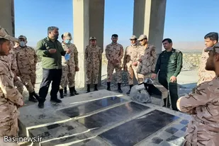 غبارروبی مزار مطهر شهدای گمنام توسط سربازان سپاه اسدآباد