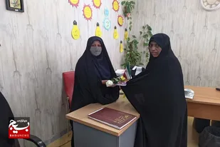 خواهران بسیجی از آموزگاران مدرسه دخترانه حضرت معصومه (س) سرخه تجلیل کردند