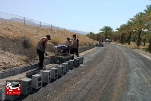 اجرایی پروژه آسفالت گلزار شهدای روستای آویز از شهرستان فراشبند