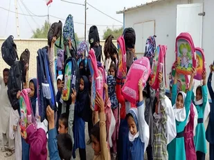 138 پک آموزشی بین دانش آموزان محروم حاشیه شهر نگور توزیع شد