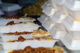 اجرای طرح نذر اطعام حسينی توسط گردان 401 امام حسین (ع)