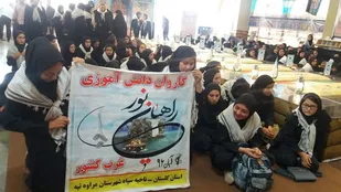 بازدید دانش اموزان مراوه تپه از یادمان شهدای پاوه