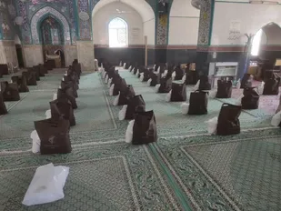 آماده سازی  و توزیع ۱۵۰ بسته معیشتی توسط بسیجیان ندوشن میبد
