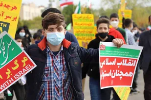 راهپیمایی دانش آموزان در راستای گرامیداشت روز ۱۳ آبان