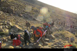 صعود سراسری خواهران بسیجی به قله الوند همدان
