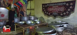 پخت و توزیع ۸۰۰ پرس غذا گرم در میان عزاداران و محرومان منطقه توسط بسیجیان پایگاه مقاومت بسیج قدس