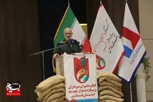 معلم با تمام وجودش بشریت را درس می&zwnj;دهد