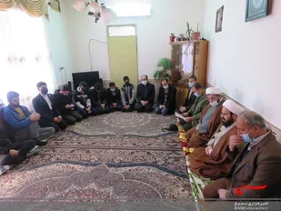 به مناسبت ایام الله دهه مبارک فجر جمعی از مسئولین شهرستان با خانواده های شهیدان صفر علی شیرین و محمود بوریا دیدار کردند