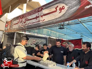خادمان موکب شهدای راه آهن در خدمت زائران اربعین
