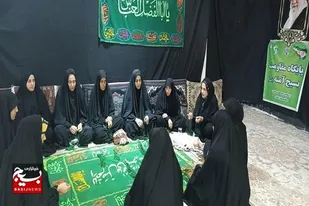 تجلیل از بانوان با اهدای هدایای نمادین در مراسم سفره صلوات هفتگی پایگاه حضرت آمنه