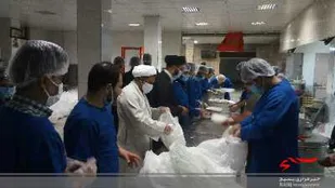 طبخ ۲۰۰۰ پرس غذا وتوزیع در بین مردم