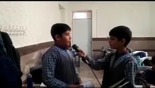 گفتگوی دانش آموز امید انصاری نیا خبرنگار بسیجی با همکلاسی هایش در مدرسه قیام فرهنگیان اراک