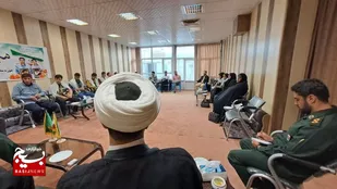 دیدار جمعی از فرماندهان بسیج دانش آموزی شهرستان فارسان  استان چهارمحال و بختیاری با امام جمعه شهرستان