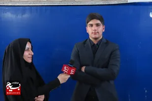 گفتگو با دانش آموز ۱۵ ساله باغملکی که زبان انگلیسی تدریس میکند