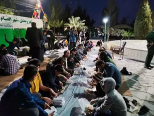 برپایی سفره ۷۰۰ نفره ضیافت الهی در محل پارک آزادگان منطقه آزادشهر یزد