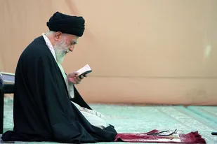 رهبر معظم انقلاب در شرایط اخیر در شهرری حضور یافته  و  نماز خواندند
