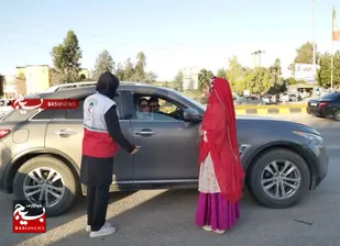 ارائه خدمت اعضای جوانان هلال احمر  با لباس محلی در پست نوروزی مسجدسلیمان