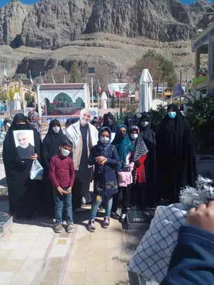 غبارروبی وعطر افشانی قبور شهدای ده ایرج زرند برگزار شد