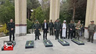 ادای احترام پاسداران و بسیجیان شاهرود به شهدا در هفته بسیج+ تصاویر