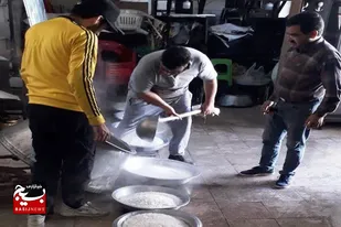توزیع غذای گرم بین نیازمندان به همت حوزه امام حسن مجتبی (ع) ملایر