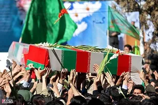 خاکسپاری پیکر مطهر یک شهید گمنام در حوزه علمیه امام علی(ع) ملایر