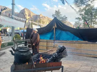 بر پایی نماد سیاه چادر عشایری در گلزار شهدای کرمان