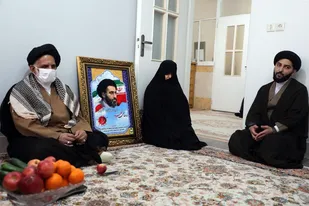 چفیه رهبر معظم انقلاب اسلامی به خانواده روحانی شهید در قم اهدا شد