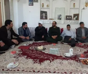 دیدار مسئولان جلیل آباد با خانواده شهید هداوند میرزایی