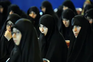 تحصیل دختران پایه&zwnj; هشتم در مدرسه خدیجة الکبری&zwnj; (س) بندرعباس