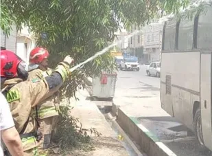 اطفاء حریق اتوبوس مسافربری در قرچک
