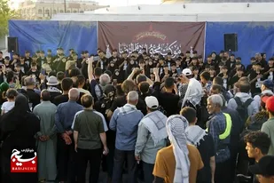 اجرای زنده گروه سرود شهید سلیمانی شهرستان قدس در مسیر پیاده روی اربعین