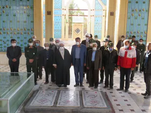 غبارروبی قبور شهدا در شهرستان تفت/کاشت نهال به یاد شهدا