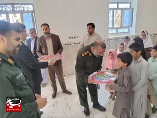 توزیع اقلام آموزشی با موضوع ایمن سازی راهها در زاهدان