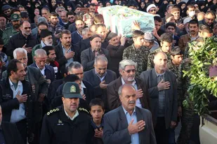 تشییع پیکر پاک شهید گمنام بر روی دوش مردم شهرکیان