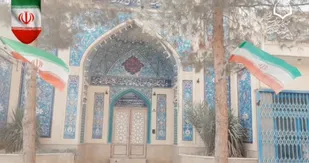 اهتزاز پرچم مقدس جمهوری اسلامی ایران، نماد بیداری و بصیرت در مدارس علمیه اصفهان+فیلم