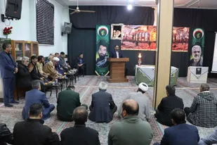 تجلیل فرماندار دامغان از مقام شهدای اصناف و نقش اثرگذار آنان در انقلاب اسلامی