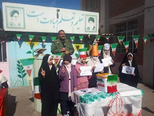 بازخوانی وقایع انقلاب و جنبش&zwnj;های مردمی در دبستان فدک گرمسار