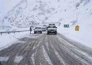 تردد در محور&zwnj;های کردستان روان و جاده&zwnj;ها لغزنده است