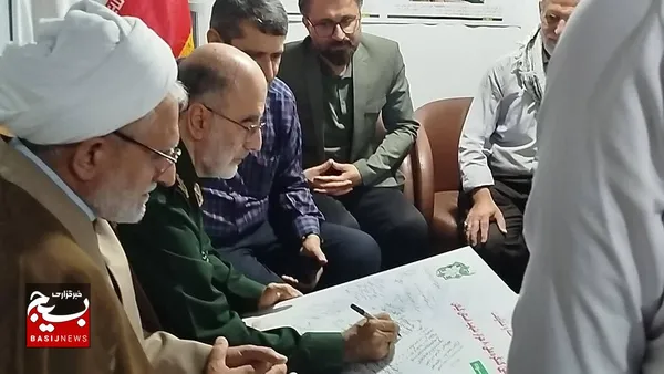 بازدیدسردارآزادی از نمایشگاه روایت پرچمداران