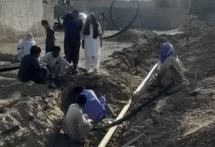 آب و آبادانی در روستای ناصرآباد ایرانشهر؛ بسیجیان پای کار رفع محرومیت