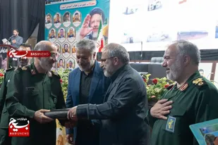 مراسم تکریم &zwnj;و معارفه فرمانده سپاه روح&zwnj;الله صبح امروز با حضور جانشین فرمانده کل سپاه پاسداران انقلاب اسلامی و جمعی از مسئولین کشوری و استانی در اراک برگزار شد.