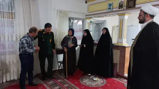 دیدار فرمانده سپاه شهرستان آبیک با خانواده معظم شهید یاور اینانلو