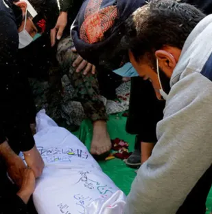 پیکر پاک شهید گمنام دوران دفاع مقدس در دانشگاه علم و هنر یزد تشییع شد