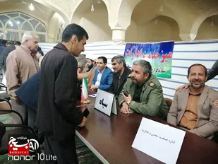 برگزاری میز خدمت با هدف رفع مشکلات مردم به مناسبت دهه مبارک فجر