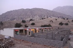 بنیاد برکت ۵۴ مدرسه و ۴۰۰ خانه آسیب&zwnj;دیده از زلزله اندیکا را بازسازی می&zwnj;کند