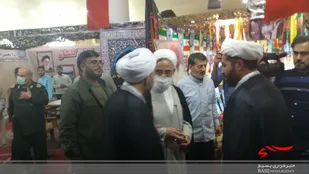 بازدید نماینده ولی فقیه در سپاه از غرفه شهدای روحانی استان کرمانشاه